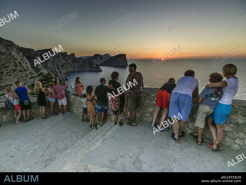 atardecer en el faro de Formentor,proyectado por Emili Pou en 1927, cabo de Formentor, Pollença,mallorca, islas baleares, spain, europa.