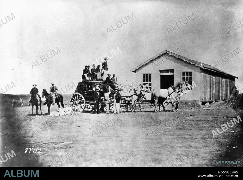 Post / Postkutsche. Postkutsche vom Typ "Concord", die von Paketbeförderungsgesellschaften für Überlandfahrten eingesetzt wird, mit Soldaten als Begleitschutz. Foto, um 1869.