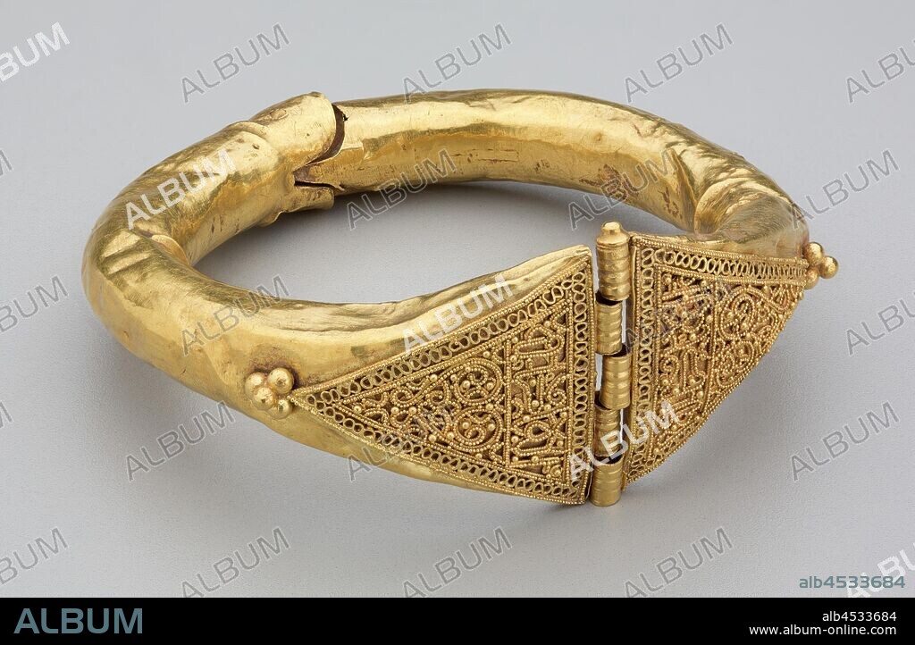 Islamic, Syrian, Bracelet, 1000/1100, Gold, Diameter: (through hinged lock) 1 1/4 in., Total diam. 2 3/4 in.