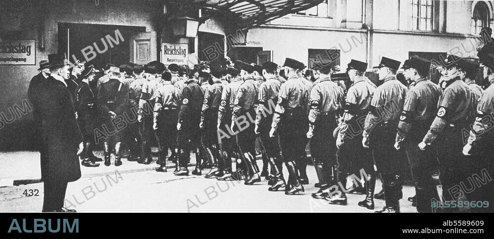 Deuxième séance du nouveau Reichstag, le 23 mars 1933 / Adoption de la "Loi sur la suppression de la misère du Peuple et du Reich" (dite "Loi des pleins pouvoirs"). Entrée des SA et SS dans le Reichstag (Kroll-Oper) pour intimider les députés de l'opposition. Photo.