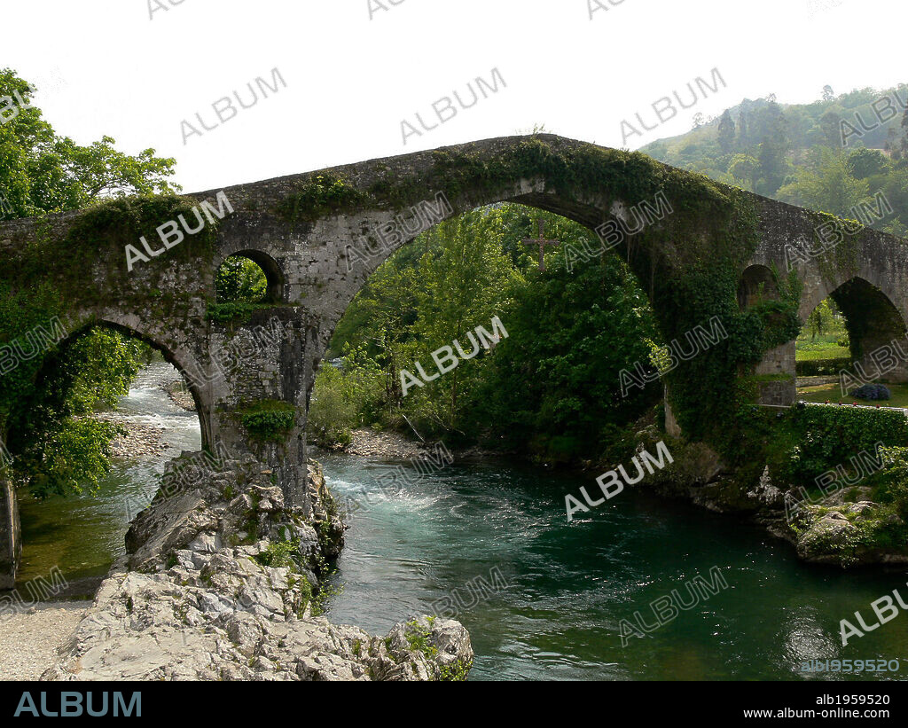 ASTURIAS. CANGAS DE ONIS. Vista del PUENTE construido en el s. XIII sobre los cimientos de un puente romano, con la Cruz de la Victoria en el centro. Por él discurren las aguas del río SELLA. España.