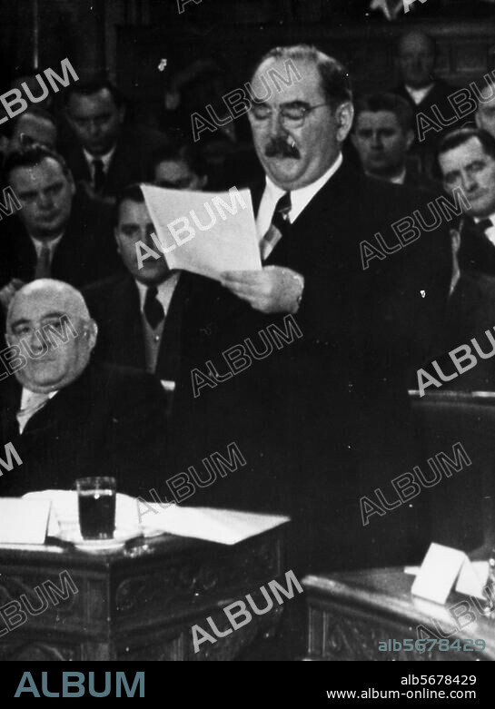 Nagy, Imre ungar. Politiker (Kommunist), 1953-55 u. 1956 Ministerpräsident, (19.6.1896 Kaposvar-16.6.1958 Budapest? (hingerichtet) ). - Ministerpräsident Imre Nagy während einer Ansprache im ungarischen Parlament.- Foto, April 1954.