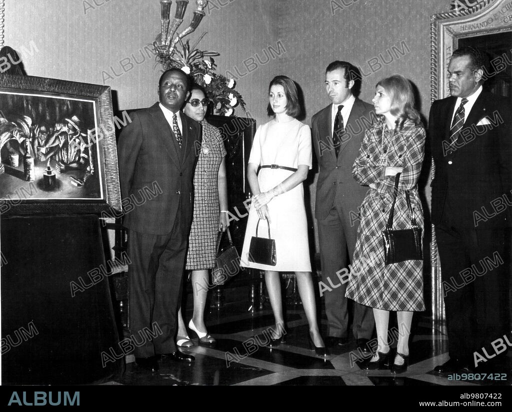 November 18, 1973. Delivery of a valuable canvas by the Haitian ambassador in Madrid, on behalf of its President, Jean-Claude Duvalier, To the Spanish Red Cross, To Mrs. María del Carmen Martínez-Bordiú, Duchess of Cádiz. Her husband, Don Alfonso de Borbón, president of the Institute of Hispanic Culture, and the Duchess of Alba were present at the event.