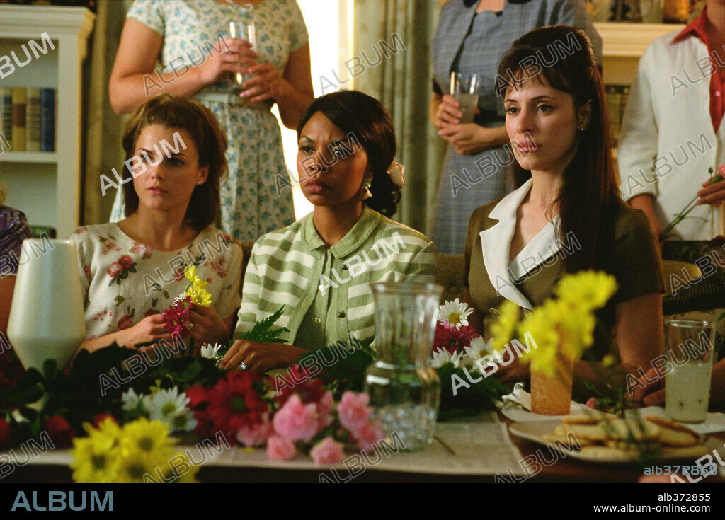 BARBARA GEOGHEGAN, KERI RUSSELL and MADELEINE STOWE in WE WERE SOLDIERS, 2002, directed by RANDALL WALLACE. Copyright ICON PRODUCTIONS/WHEELHOUSE ENTERTAINMENT / VAUGHAN, STEPHEN.