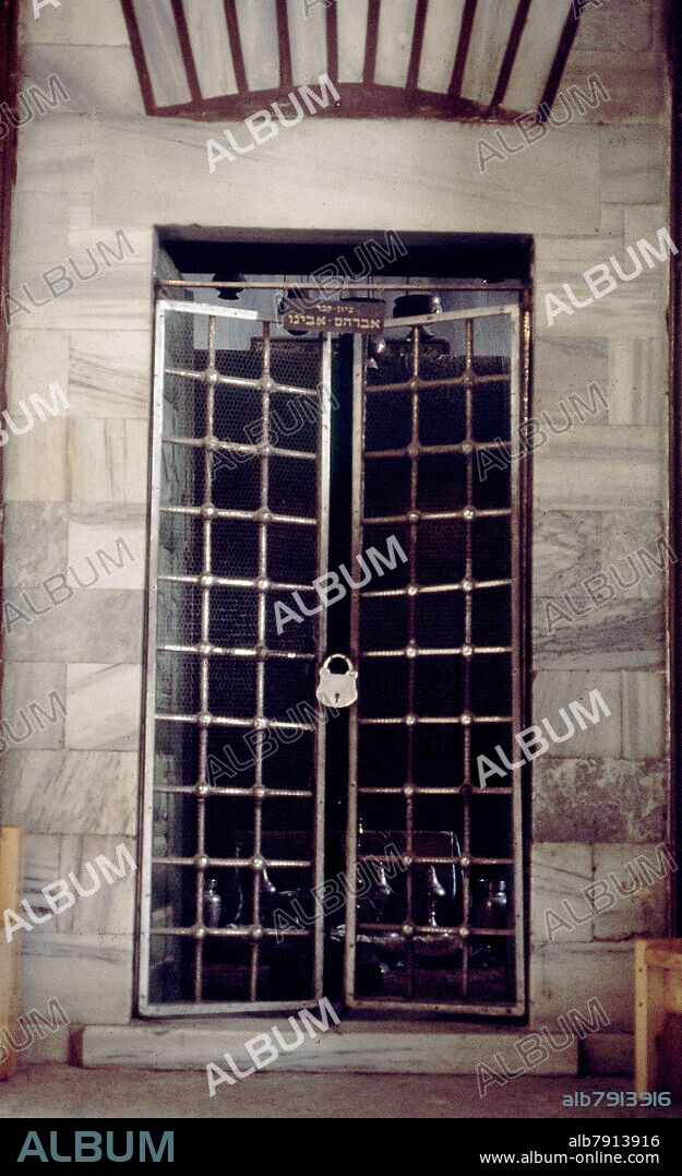 PUERTA CERRADA CON CANDADO EN LA MEZQUITA DE HEBRON DONDE SE ENCUENTRA LA TUMBA DE ABRAHAM - FOTO AÑOS 60.