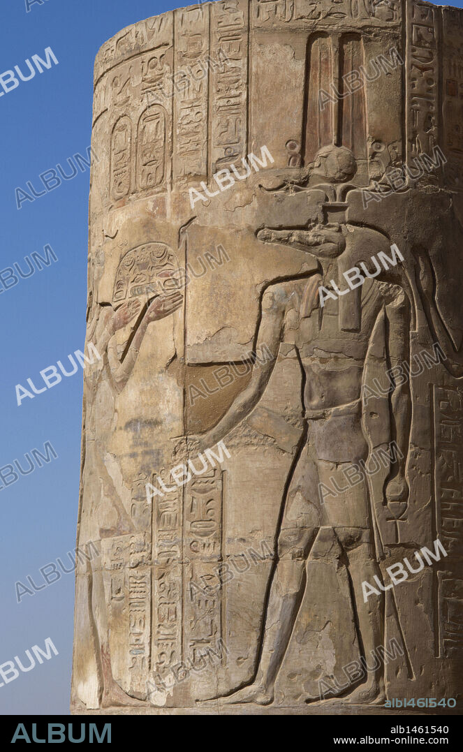 ARTE EGIPCIO. EGIPTO. KOM OMBO. TEMPLO DE SOBEK Y HAROERIS, de época ptolemaica o Láguida. Se inició su construcción en el siglo II a. C. Relieve con la representación del dios cocodrilo SOBEK, representado con cuerpo humano, cabeza de cocodrilo y corona Shuty. Norte de Africa.