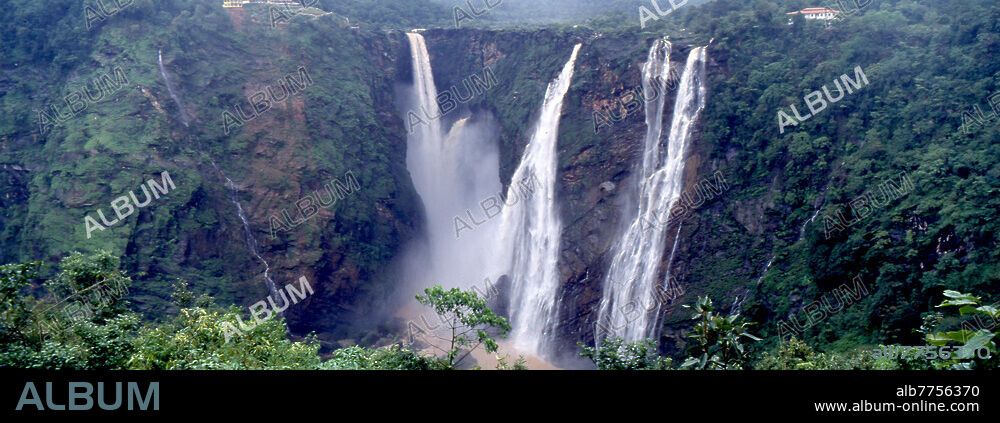 Jog Falls / Joga Jalapat (state of Karnataka, South India), (waterfall of the river Sharavathi, height 335 m). - View of rain-swollen jog waterfalls during the monsoon season. - Panorama photo, July 2005.