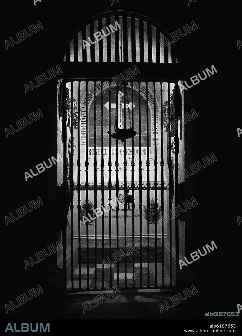 TUMBA DE ALFONSO XII Y MARIA DE LAS MERCEDES EN LA CAPILLA DE SANTA ANA Y SAN JUAN EN LA BASILICA DEL ESCORIAL - B/N - AÑOS 60.