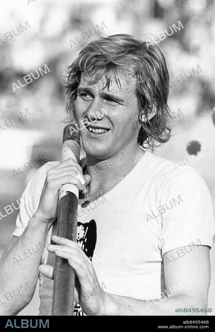 STOCKHOLM 1972-06-27.. Kjell Isaksson, stavhoppare. programledare för TV-programmet Träff Isak, sportmagasin för alla åldrar.. Foto: Bo-Aje Mellin / SVT / Kod: 5600. Bild publ i RiR 3/73 sid. 55, RiR 33/74 sid. 17 och RiR 30/76 sid. 32.. RiR 20564 sv/v    . Mapp: Isaksson, Kjell. Stavhopp.