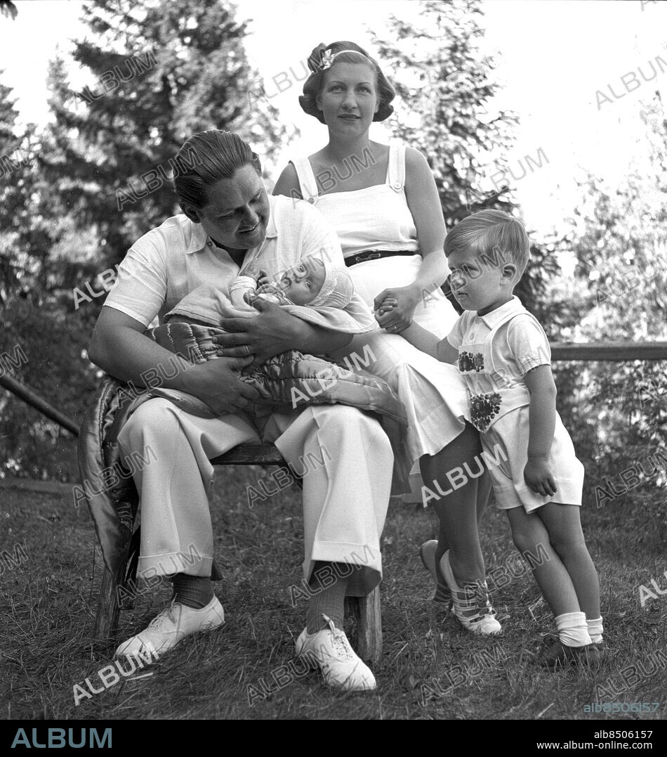 ARKIV 1939 . Pappa Jussi Björling med den nye familjemedlemmen Lars och mamma Anna-Lisa med Lars bror Anders på Wettershaga i augusti 1939.. Swedish opera singer Jussi Björling with his newborn son Lars and his wife Anna-Lisa and older son Anders.. Bilden publicerad i Jacob Forsells bok om Jussi.. Foto: TT / Kod 1900.