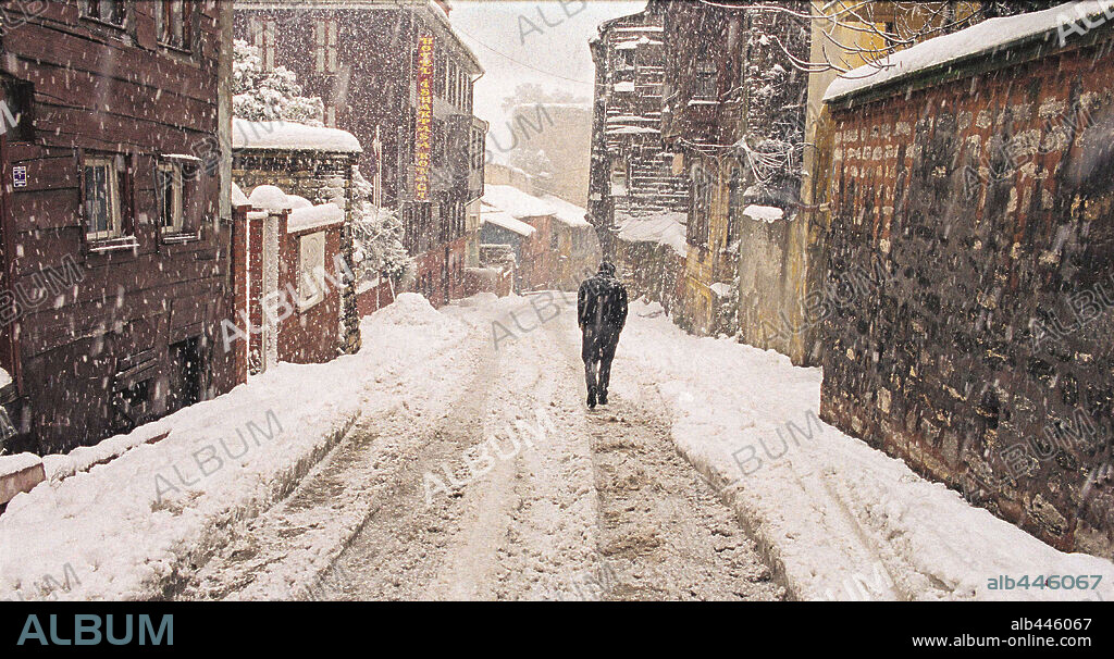 DISTANT, 2002 (UZAK), directed by NURI BILGE CEYLAN. Copyright NBC.