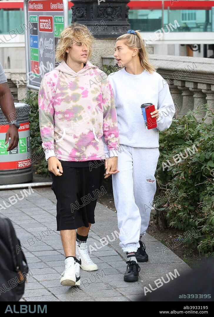 September 19, 2018 - London, England, United Kingdom - 9/18/18.Justin Bieber and Hailey Baldwin are seen out and about in London where they visited The London Eye, stopped outside Buckingham Palace where Justin serenaded Hailey while busking with an acoustic guitar, and grabbed a coffee at Cafe Nero..(London, England, UK. 19/09/2018