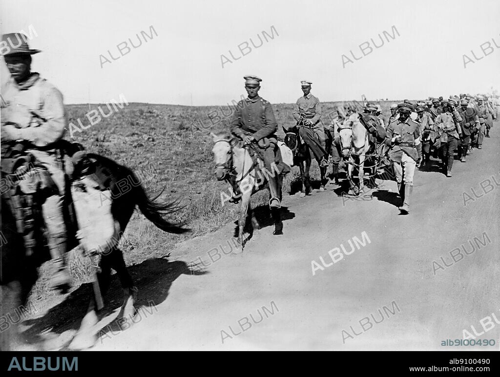 WW1/ Head of a column of 3000 German and Turkish prisoners, marching from Las el Ain to Ludd, Palestine, Spet. 1918.