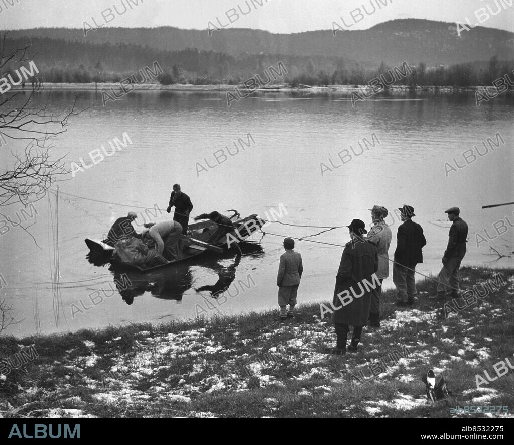 HELGUM 19491103. Undersökningar av Faxälvens botten i jakten på den försvunna 17-åriga Viola Widegren som försvann från sitt föräldrahem i Helgum 5/12 1948.. Foto: DN / SCANPIX / Kod: 192. ** SVD OUT **.