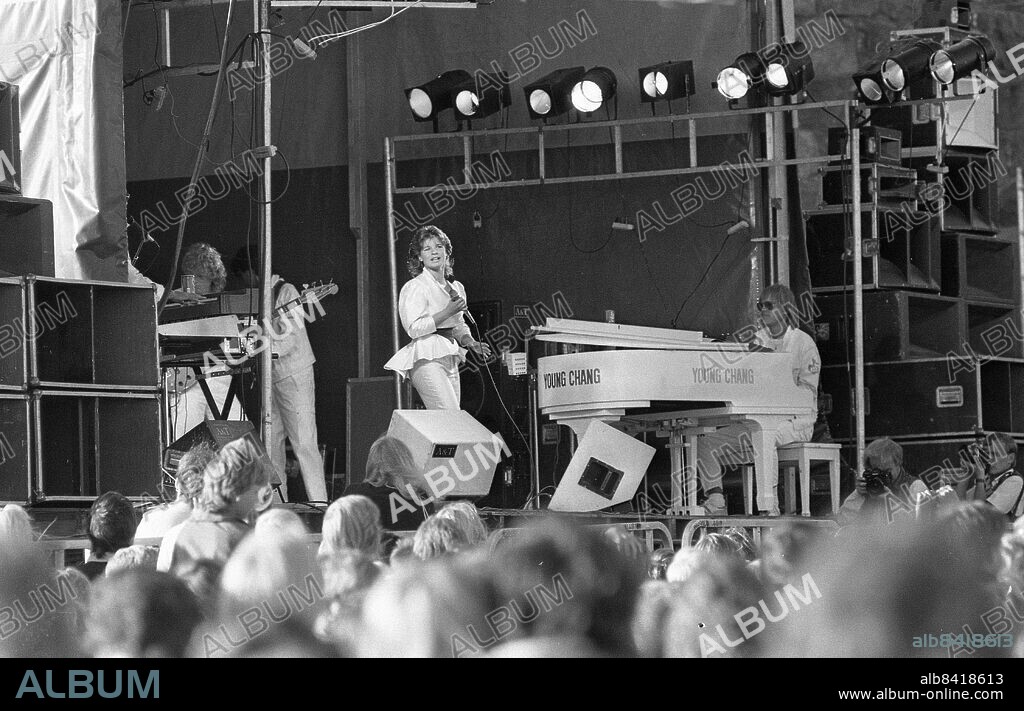 Varberg - Halland - 1983-07-30 - . - Carola Häggkvist uppträder vid Varbergs fästning - *** Local Caption *** Foto: GP - Bengt Magnuzon. KAMERAREPORTAGE.