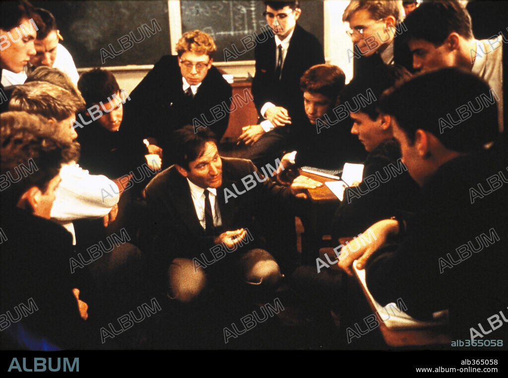 ROBIN WILLIAMS en EL CLUB DE LOS POETAS MUERTOS, 1989 (DEAD POETS SOCIETY), dirigida por PETER WEIR. Copyright TOUCHSTONE PICTURES.