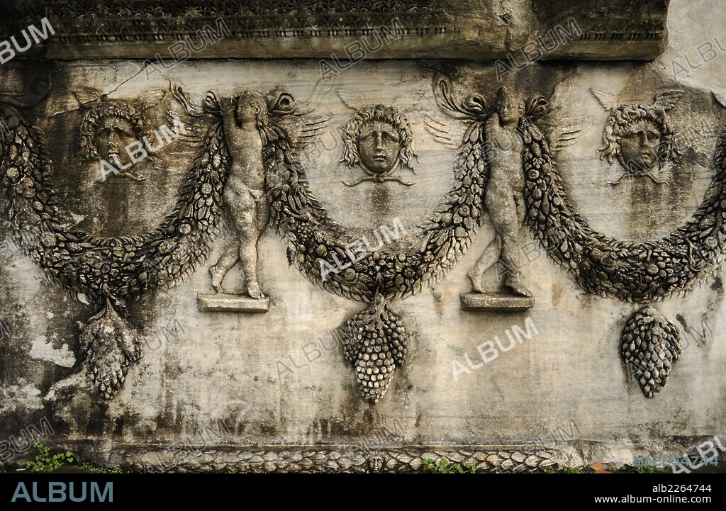 ARTE ROMANO. TURQUIA. Vista general de SARCOFAGOS ROMANOS, ricamente decorado con relieves de guirlandas. Patio del Museo Arqueológico. Estambul.
