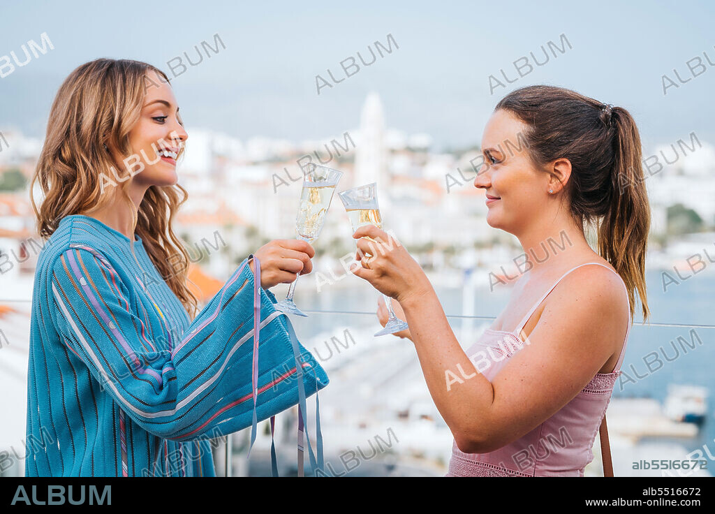 CHRISTINA WOLFE and LEIGHTON MEESTER in THE WEEKEND AWAY, 2022, directed by KIM FARRANT. Copyright Netflix / Pakt Media.