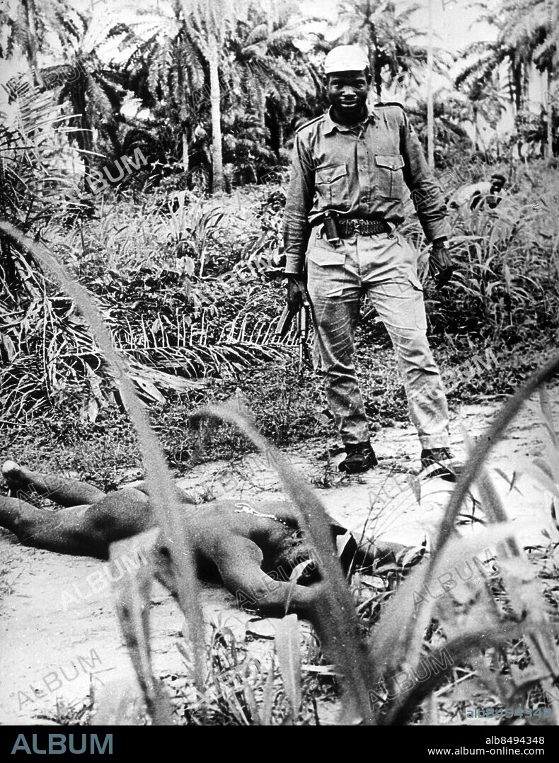 Biafrakriget 1968. Biafrasoldat soldat vid död naken soldat.. (c) Sydsvenskan / IBL Bildbyrå.