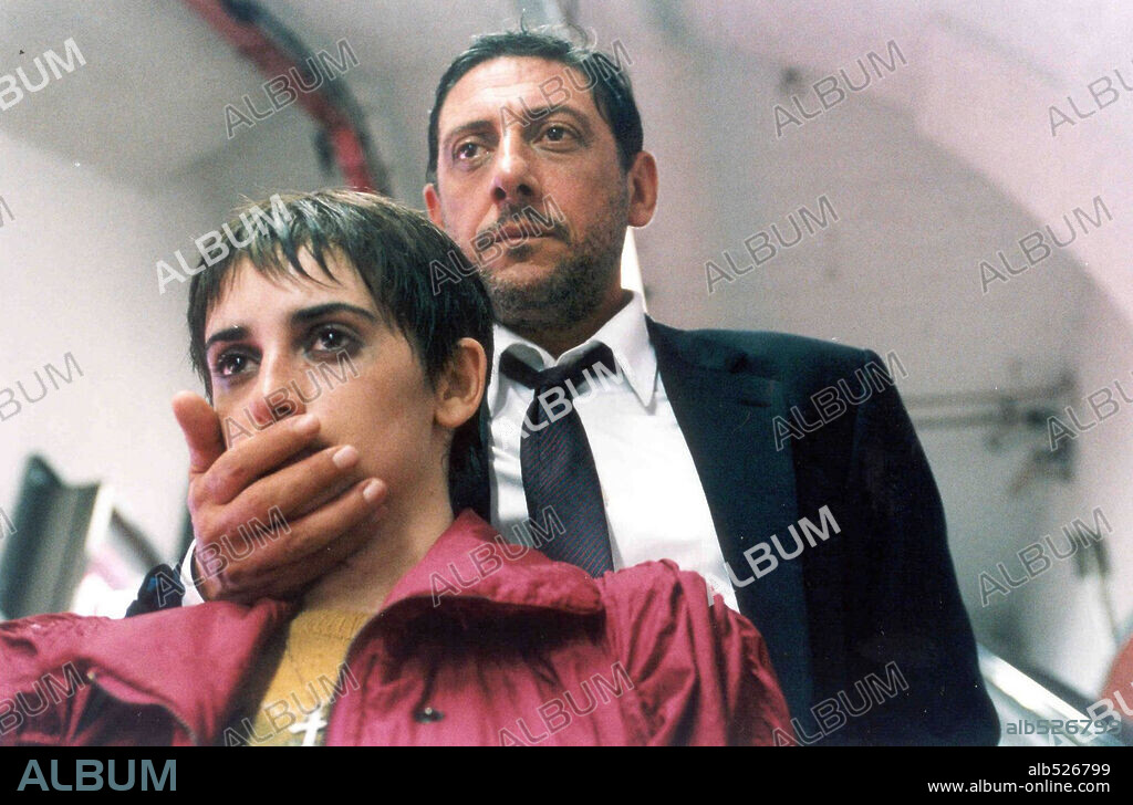 PENELOPE CRUZ y SERGIO CASTELLITTO en NO TE MUEVAS, 2004 (NON TI MUOVERE), dirigida por SERGIO CASTELLITTO. Copyright CATTLEYA/ALQUIMIACINEMA/THE PRODUCERS FILMS.