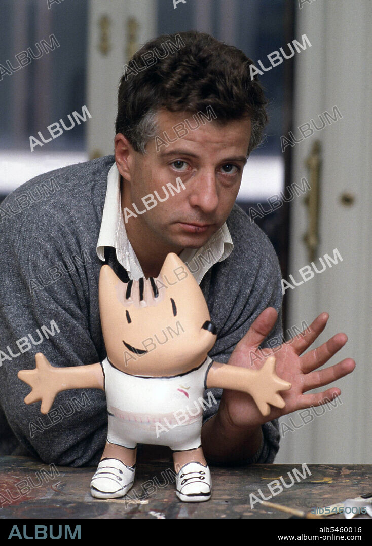 MARISCAL , JAVIER. JAVIER ERRANDO MARISCAL. DIBUJANTE Y DISEÑADOR ESPAÑOL . VALENCIA 1950 - . FOTO AÑO 1992 JUNTO A LA MASCOTA COBY.