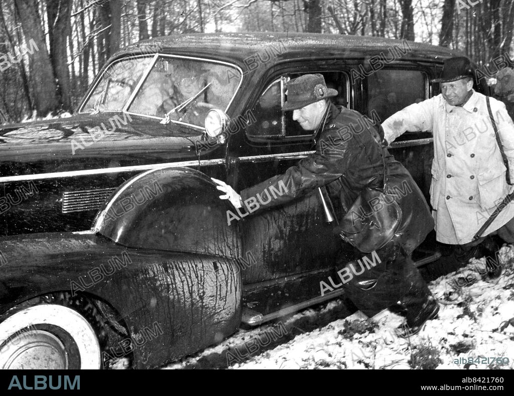 Örup 1938-11-08. Kung Gustaf V på skånsk jakt på Övedskloster. Kommendörkapten Bror Ramel och hovjägmästare Otto Ramel puttar på Cadillacen. Foto Ture Hellström / Sydsvenskan / SCANPIX. **OUT Kvällsposten, Skånska Dagbladet, Metro Skåne**. ***BETALBILD***.