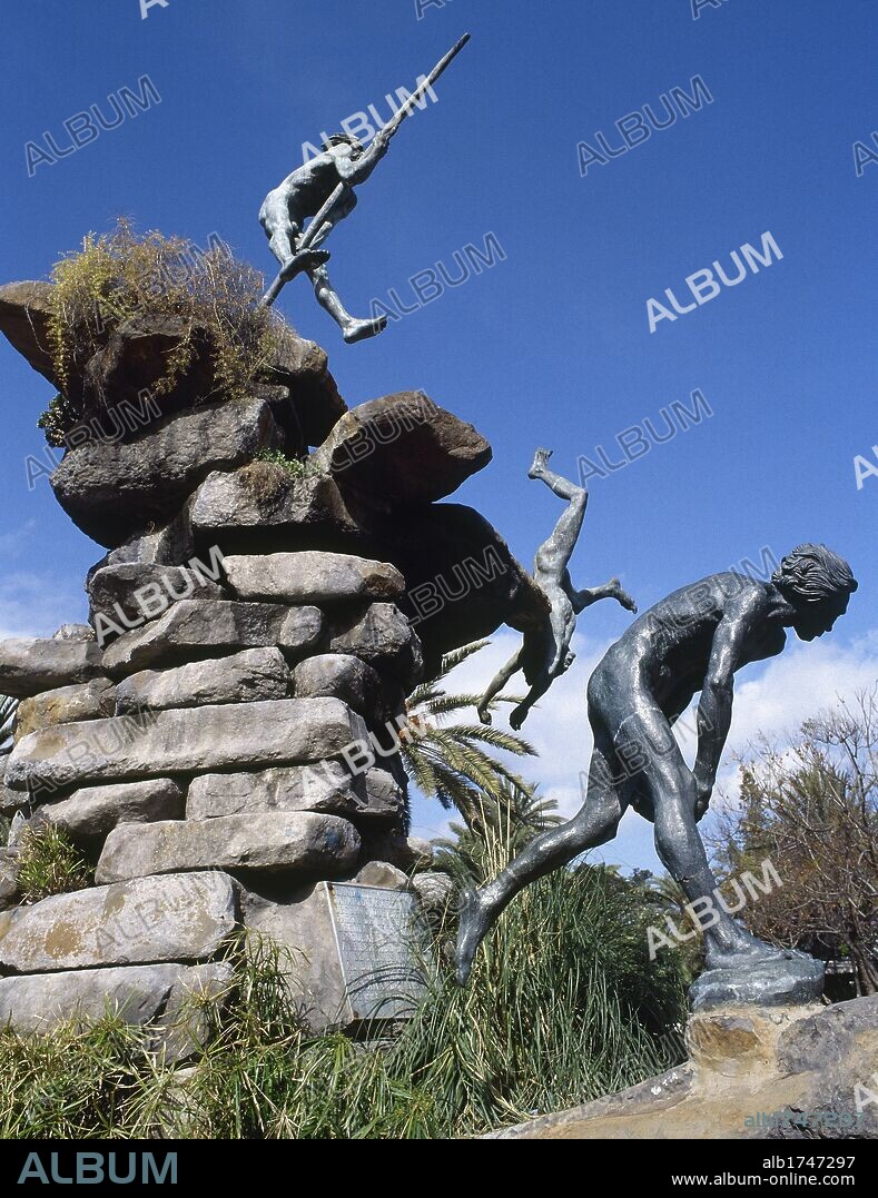 ISLAS CANARIAS. LAS PALMAS. Escultura representando al pueblo GUANCHE durante la conquista. Se encuentra en el Parque Doramas. GRAN CANARIA. Provincia de Las Palmas. España.