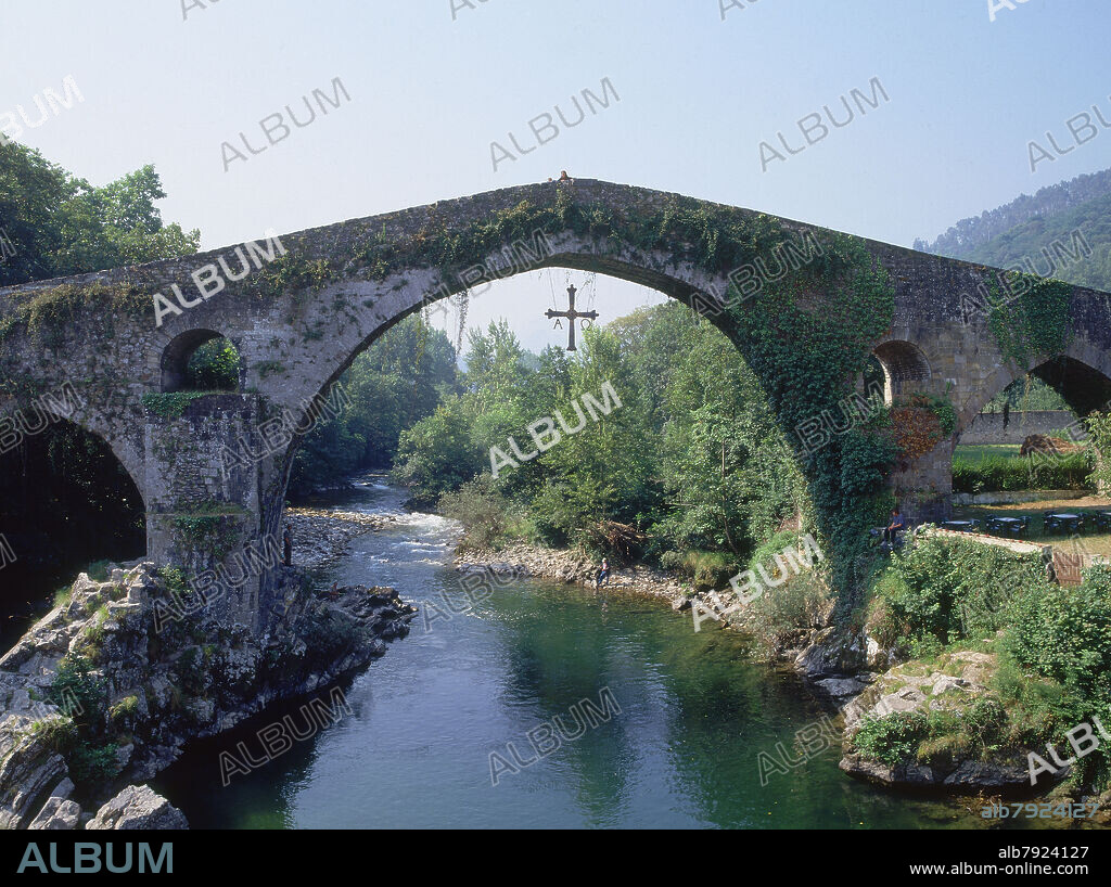 PUENTE MEDIEVAL SOBRE EL SELLA EN LA CALZADA ROMANA QUE UNIA ASTURIAS Y SANTANDER - SIGLO XIII - FOTO AÑOS 00.