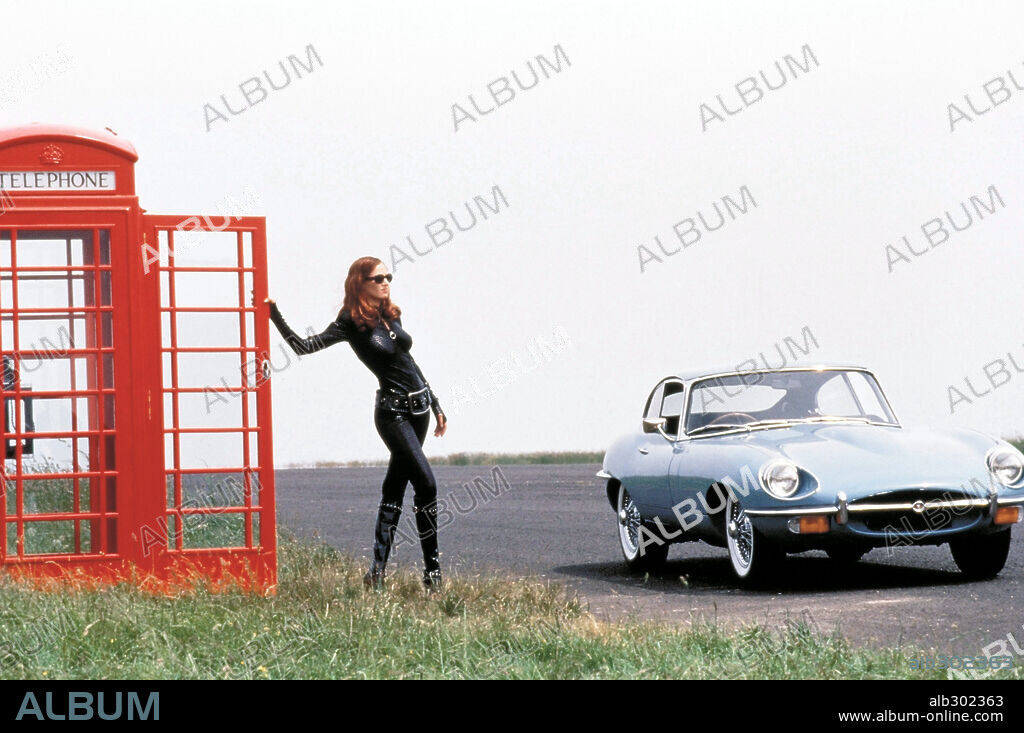 UMA THURMAN en LOS VENGADORES, 1998 (THE AVENGERS), dirigida por JEREMIAH S. CHECHIK. Copyright WARNER BROTHERS / APPLEBY, DAVID.