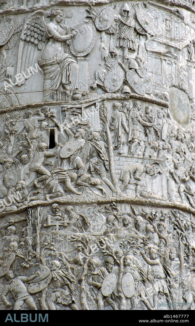 ARTE ROMANO. ITALIA. COLUMNA TRAJANA, erigida en el 113 para conmemorar la victoria del emperador sobre los Dacios (101-106). Detalle de los RELIEVES. FORO DE TRAJANO. ROMA.