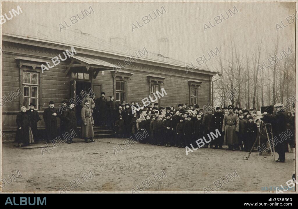 ANONYMOUS. Waiting for removal of the Leo Tolstoy's body at the Astapovo station, November 20, 1910.
