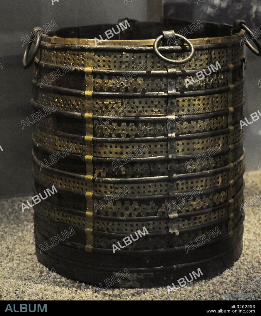 Cubo de madera de tejo, con decoración de latón y hierro. En su interior se hallaron un cucharón de madera y 6 ó 7 manzanas silvestres. Hallado en la Tumba del Barco de Oseberg, s. IX. Museo de Barcos Vikingos. Oslo. Noruega.