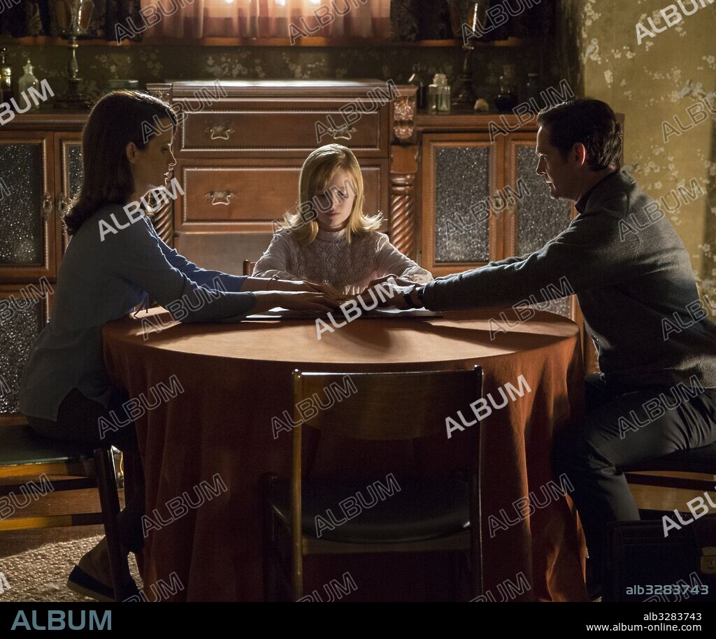 ELIZABETH REASER y HENRY THOMAS en OUIJA 2: EL ORIGEN DEL MAL, 2016 (OUIJA: ORIGIN OF EVIL), dirigida por MIKE FLANAGAN. Copyright ALLSPARK PICTURES/BLUMHOUSE PROD/HASBRO/PLATINUM DUNES.