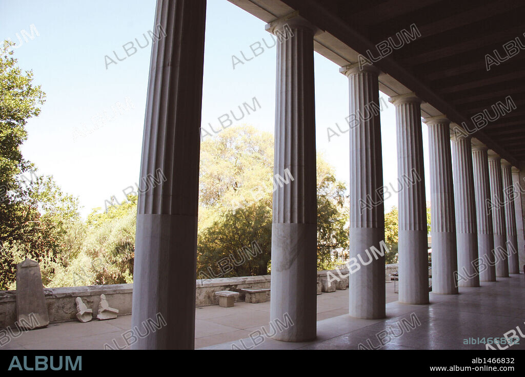 ARTE GRIEGO. GRECIA. Vista parcial del PORTICO DE ATALO. Reconstrucción de dos pisos, de la que fué donación del rey de Pérgamo Atalo II (159-138 a. C.) a la ciudad de Atenas. Era en la antigüedad un tipo de centro comercial que albergaba 21 comercios. Agora griega. Atenas. Grecia.