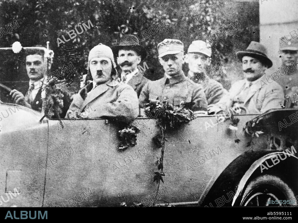 Hitler, Adolf Politiker (NSDAP), 1889-1945. Hitler im offenen Wagen mit den Freikorpsoffizieren Ulrich Graf, Major Buch und Christian Weber. Foto, 1923.