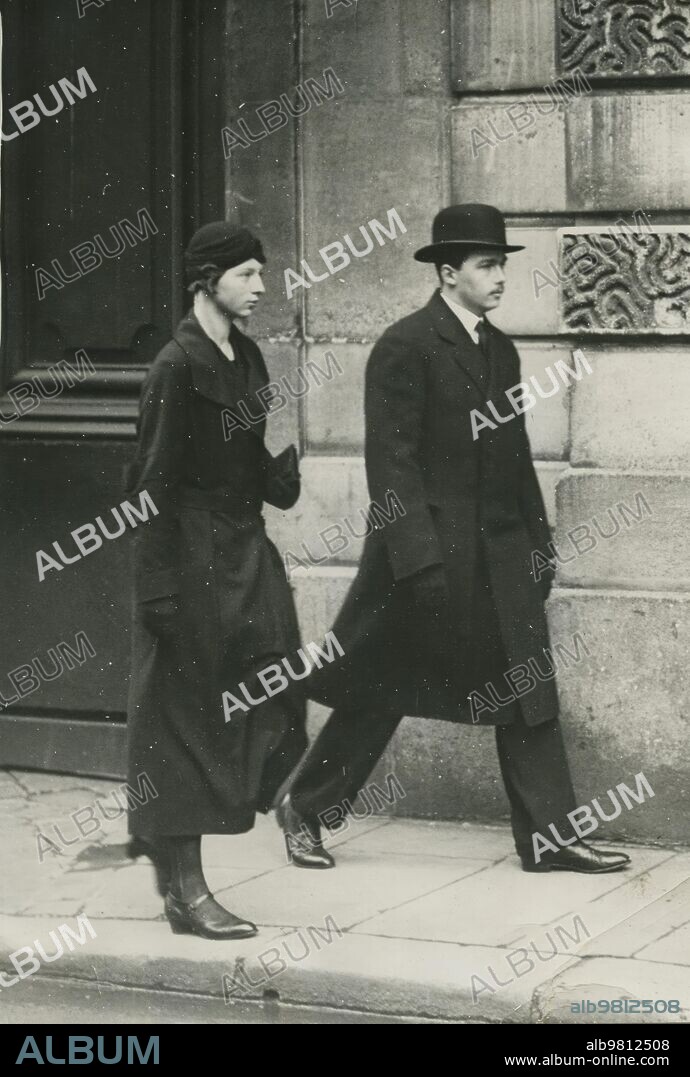 Paris, 17/3/1934.- el Archiduque Otto de Habsburgo acompañado de la princesa Adelaida, cerca del Hotel Rochefoucauld Doudeauville, en la calle Varenne, dónde acudían a visitar la capilla ardiente de su tía la Princesa Sixta de Borbón Parma.