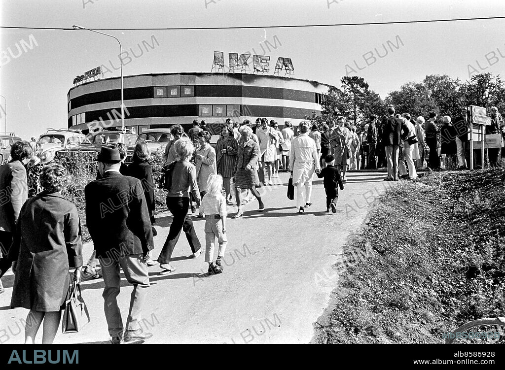 STOCKHOLM 1970-09-11. Möbel och designvaruhuset IKEA vid Kungens kurva utanför Stockholm har utförsäljning av sina varor 11:e september 1970 p.g.a. av branden för sex dagar sedan.. Foto: Freddy Lindström / TT / Kod: 1047.
