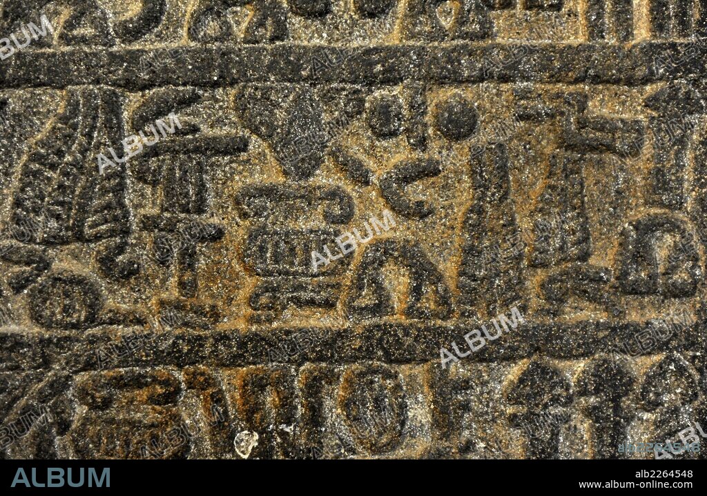 ARTE. HITITA. Losa con inscripción jeroglífica. La inscripción describe las actividades del rey Urhilina y su hijo. Período Tardío hitita-Siglo IX a. C. Hama. Siria. Basalto. Detalle. Museo Arqueológico. Estambul. Turquía.