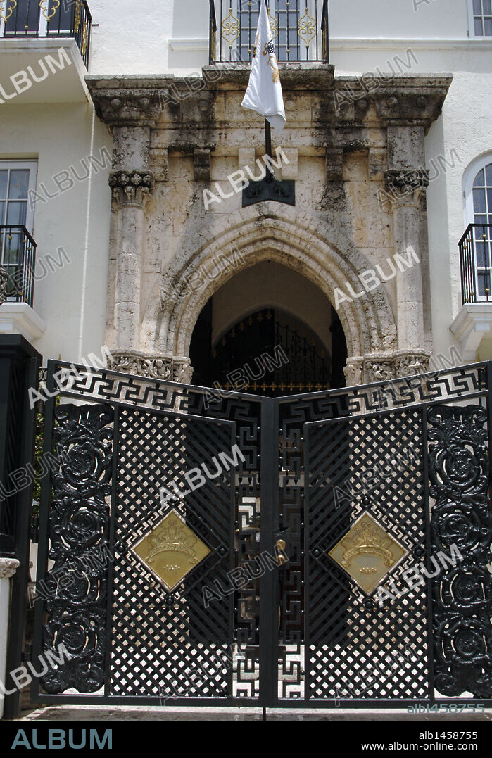 "CASA CASUARINA". Mansión que perteneció al diseñador de moda Gianni Versace (y lugar donde fue asesinado), situada en Ocean Drive. Convertida en un club privado. VERJA DE HIERRO de la ENTRADA. MIAMI BEACH. Estado de Florida. Estados Unidos.