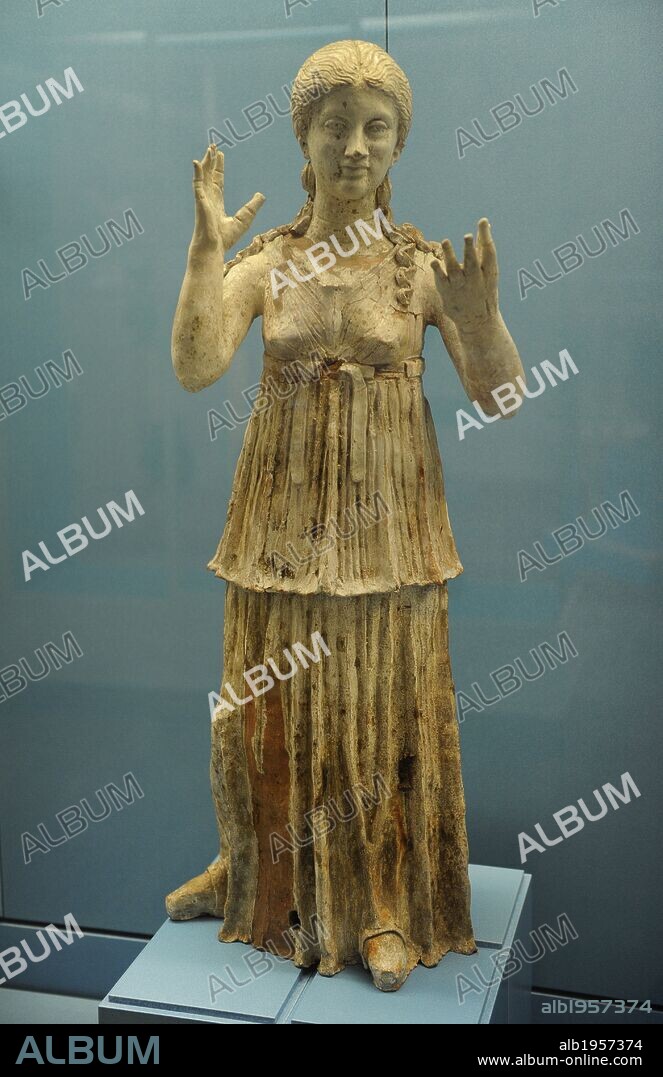 ARTE ANTIGUO. SUR DE ITALIA. EUROPA. Figura de terracota de mujer joven con sus manos levantadas en señal de luto. Encontrado en una tumba de cámara, Canosa, Apulia, con ricos regalos, y varias figuras similares. 300-250 a. C. Museo Nacional. Copenhague. Dinamarca.