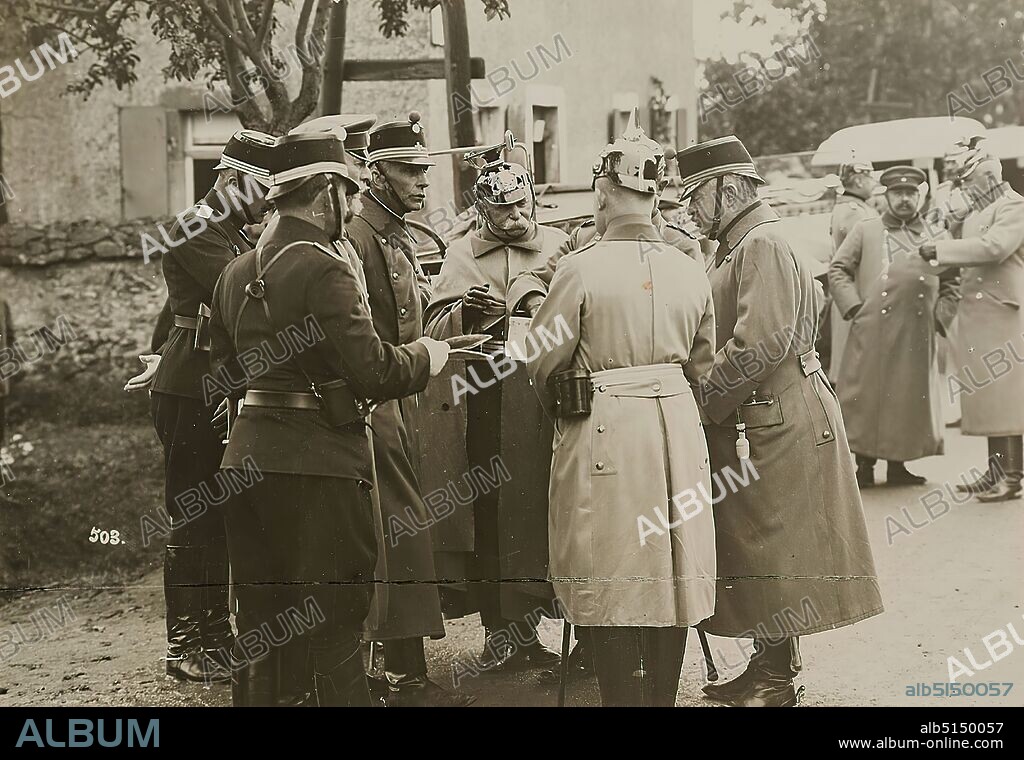 Oscar Tellgmann, Emperor's manoeuvre 1912 in Saxony, silver gelatin paper, black and white positive process, image size: height: 11.60 cm; width: 16.90 cm, Hofphotograph, Oscar Tellgmann, Eschwege; duplication of this image is only permitted with the permission of the author Oscar Tellgmann, Eschwege, against payment of a reproduction fee as well as mentioning the author's name and sending in a specimen copy. Illegal duplications will be prosecuted according to §§ 31 and 32 of the law concerning the copyright of works of fine arts and photography of 9.1.1907, Kaisermanöver 1912, in Saxony, Graf Zeppelin with Swiss officers, Oberstcorpskommandant Wille (far right), Chief of General Staff, Spokesman van Dermegg (left from Zepp.), Reporting Photography, Maneuver, Group Portrait, Commander-in-Chief, General, Marshal, Historical Person, Entertainment, Conversation, Dialog, Ferdinand von Zeppelin.