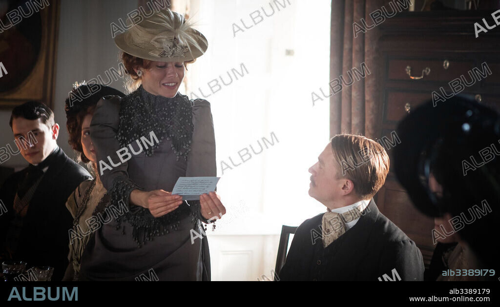 CHARLIE HUNNAM and SIENNA MILLER in THE LOST CITY OF Z, 2016, directed by JAMES GRAY. Copyright PLAN B ENTERTAINMENT.