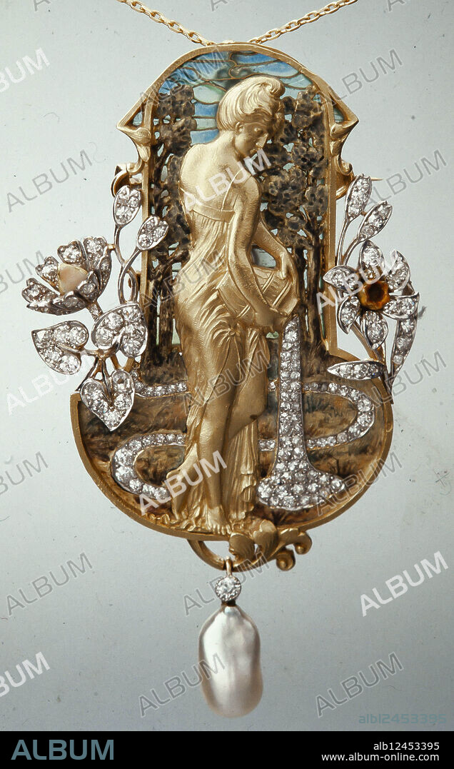 LLUÍS MASRIERA I ROSÉS. Lluís Masriera / Colgante con figura femenina, siglo XX. Colección privada.