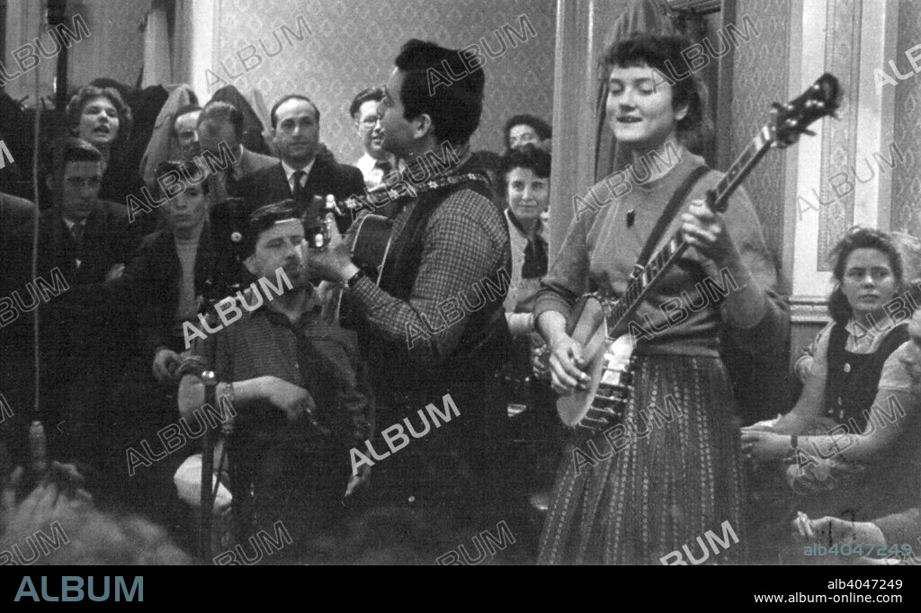 Peggy Seeger, Dean Gitter and Ewan MacColl, Enterprise Public House, Long Acre, London, late 1950s-early 1960s. Folk club session.