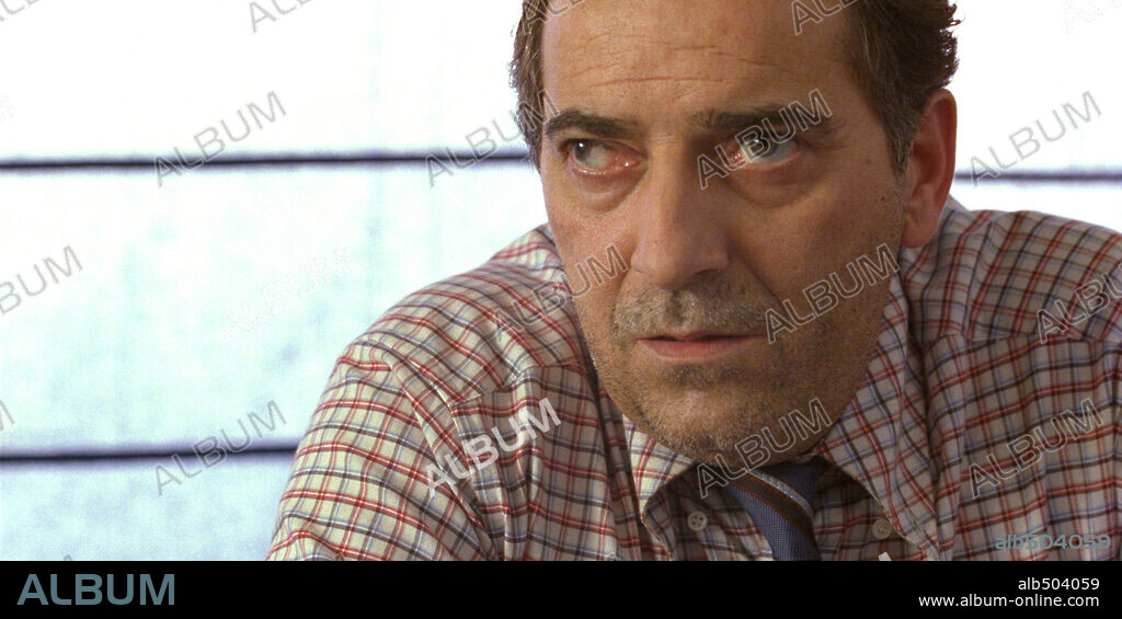 ENRIQUE VILLEN in CRIMEN FERPECTO, 2004, directed by ALEX DE LA IGLESIA. Copyright PANICO FILMS.