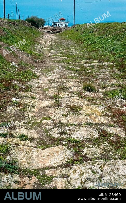 Isthmus von Korinth (Griechenland), Diolkos (antiker Schiffkarrenweg zwischen Korinthischem und Saronischem Golf).-Teilansicht: freigelegtes Teilstück an der westlichen Einfahrt zum Kanal von Korinth.-Foto, undat.