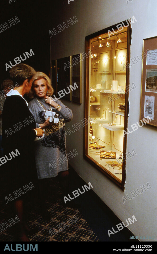 Zsa Zsa Gabor strolling through a jewelry store as part of her Aslan therapy in Bad Kissingen, Germany 1992. (original german headline: Zsa Zsa Gabor in Bad Kissingen).