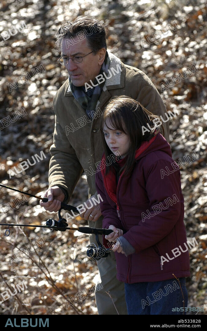 DAKOTA FANNING y ROBERT DE NIRO en EL ESCONDITE, 2005 (HIDE AND SEEK), dirigida por JOHN POLSON. Copyright 20TH CENTURY FOX.