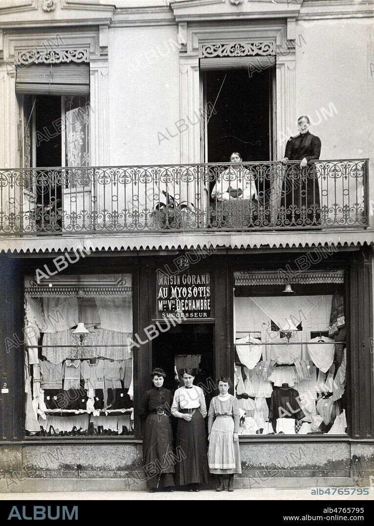 Trois femmes devant une boutique de vetements feminins. 2 femmes et une jeune fille? Photographie anonyme pour une carte postale vers 1908. Credit : Collection IM/KHARBINE-TAPABOR.