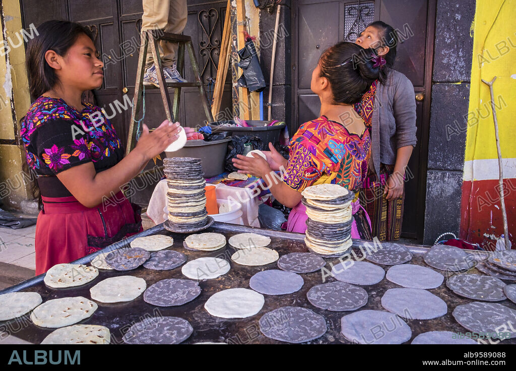 manufactura de tortillas de maiz, mercado, Santo Tomás Chichicastenango, República de Guatemala, América Central.